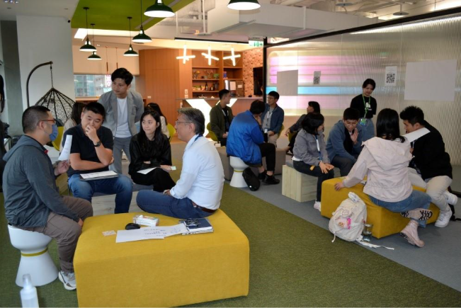 一張含有 服裝, 人員, 足部穿著, 男人 的圖片AI 產生的內容可能不正確。