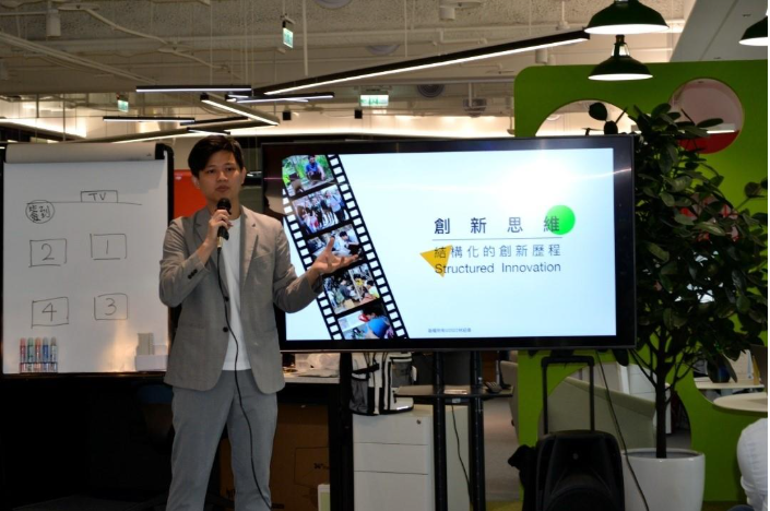 一張含有 文字, 室內, 服裝, 電腦 的圖片AI 產生的內容可能不正確。