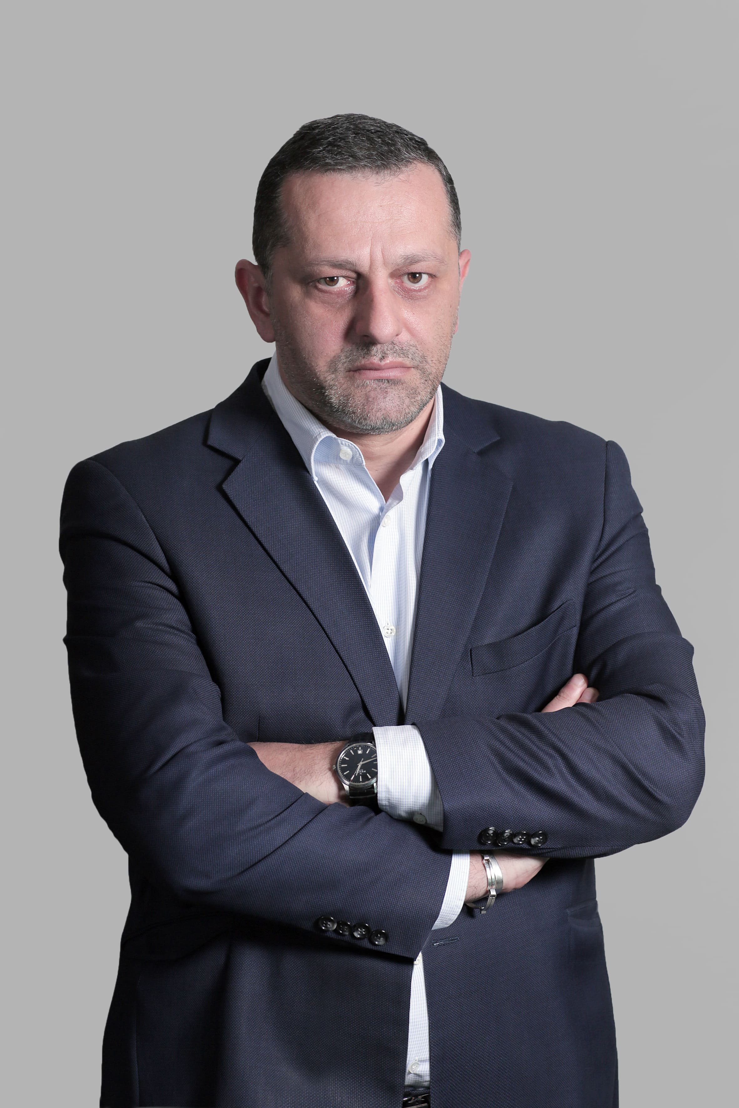 Porno jozibali ayol hovuz yonida sikiklari