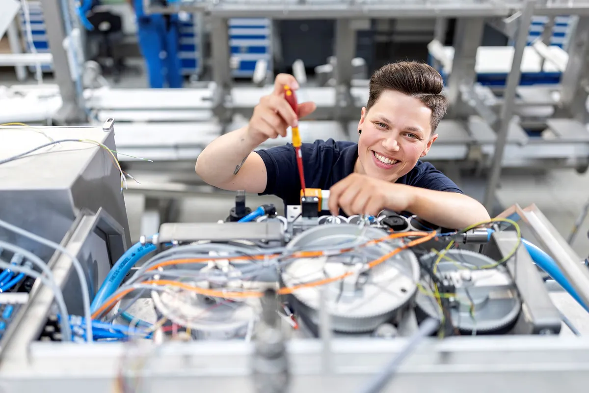 BAADER Technician wiring machine components