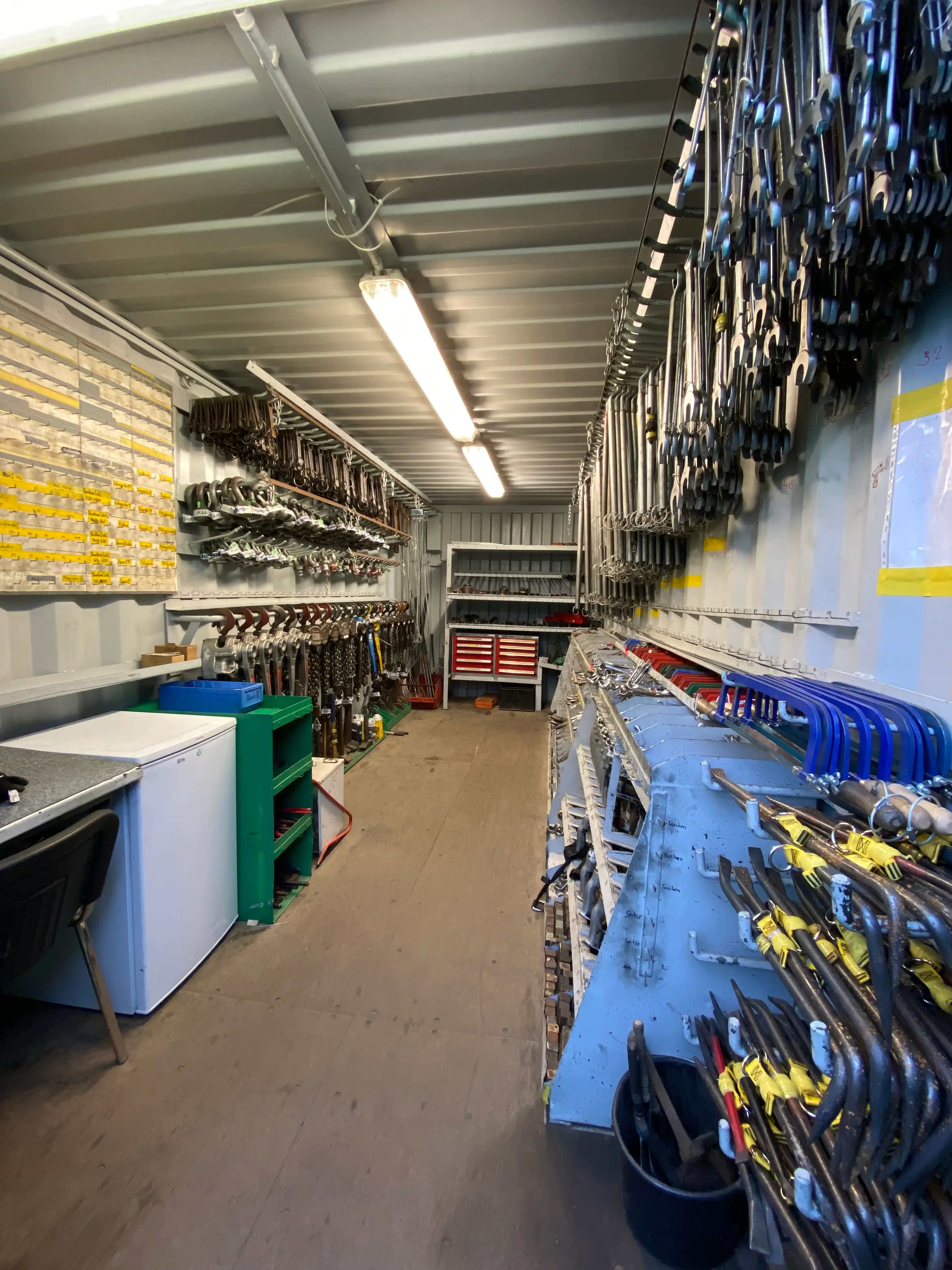 Werkzeugcontainer der ims GmbH, gefüllt mit verschiedenen Werkzeugen zur Ausgabe und Rückgabe.