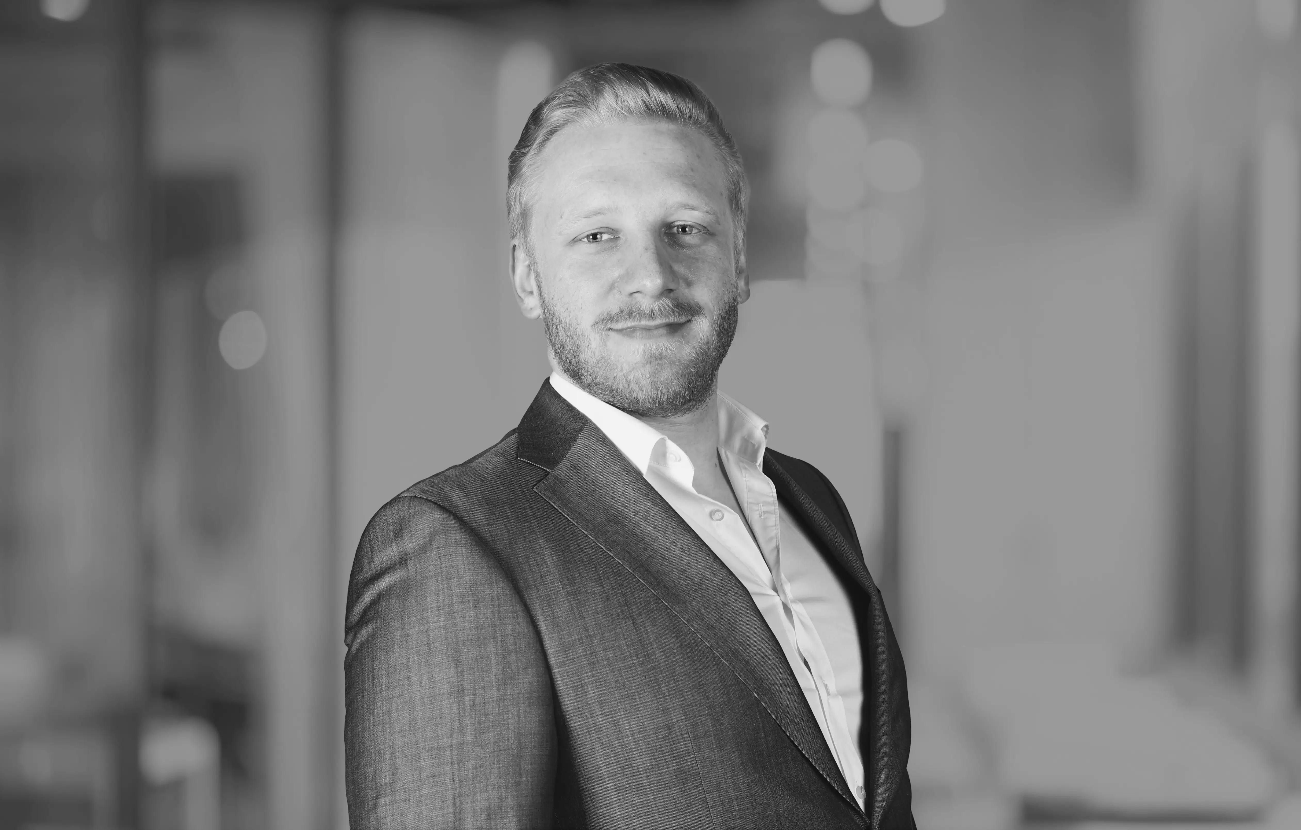 Portrait von einem Mann in schwarz weiß, Ole Sörensen, kaufmännischer Leiter des ims-Standortes Mainhausen