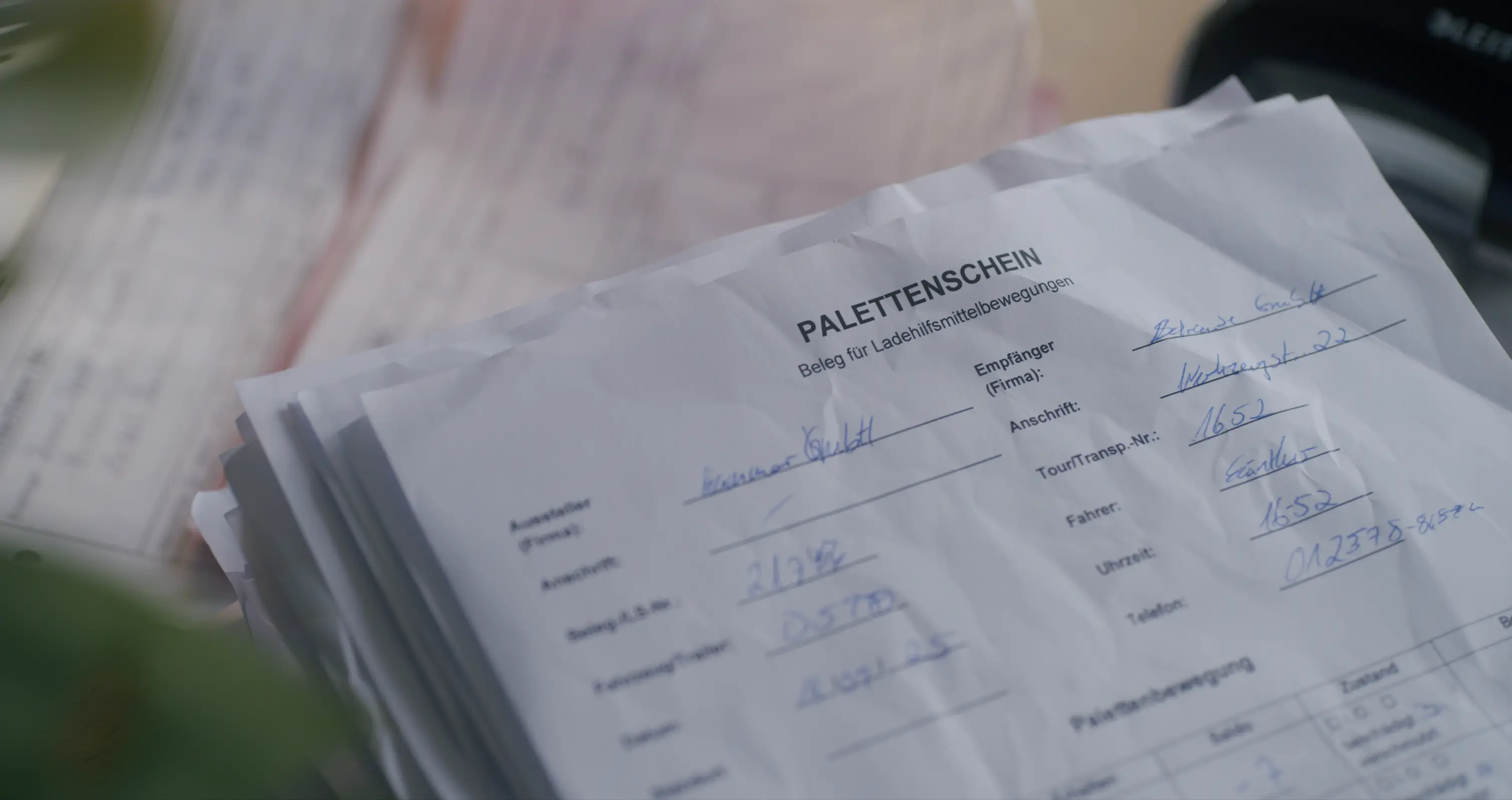 Nahaufnahme eines Stapels mit Palettenscheinen