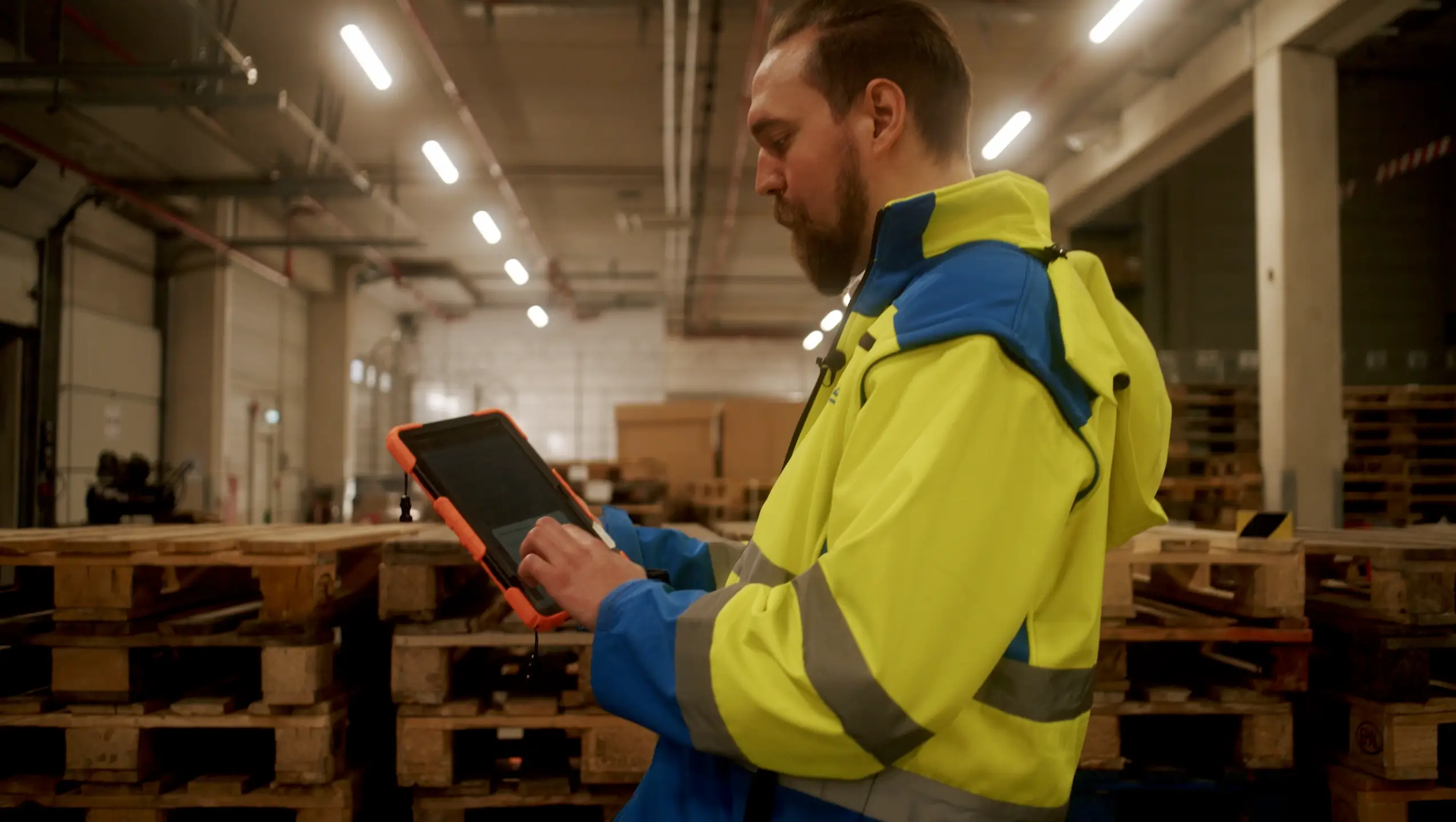 Lagermitarbeiter bucht Palettenbewegungen direkt an der Rampe über eine digitale Anwendung bei van Eupen (Sesé Deutschland)