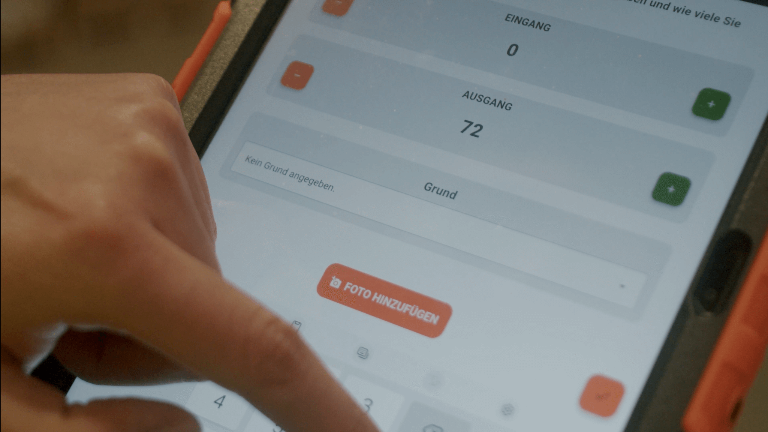 Mitarbeitende erfassen Palettenbestände digital per Tablet in einem Lager von van Eupen (Sesé Deutschland)