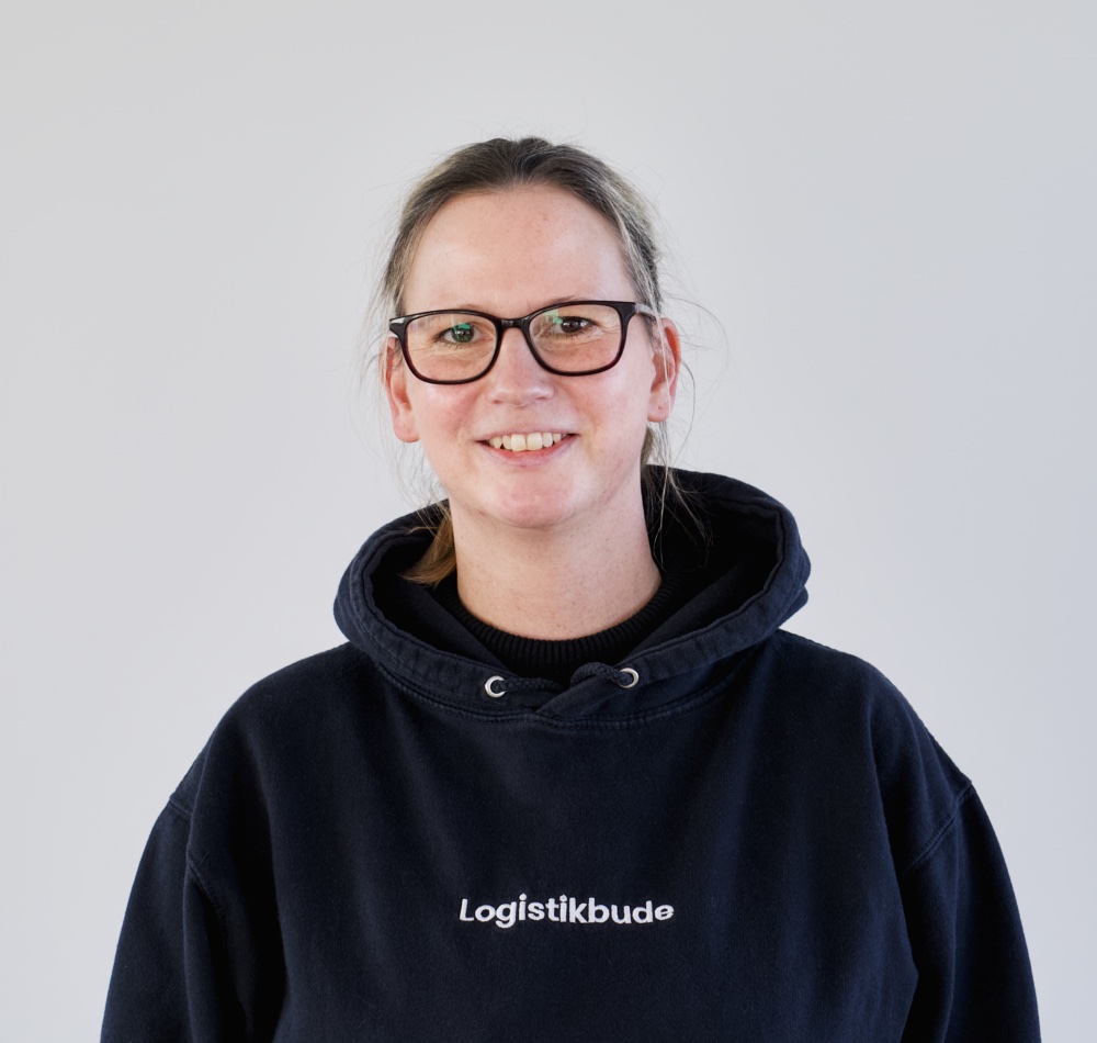 Maria vor schwarzem Hintergrund