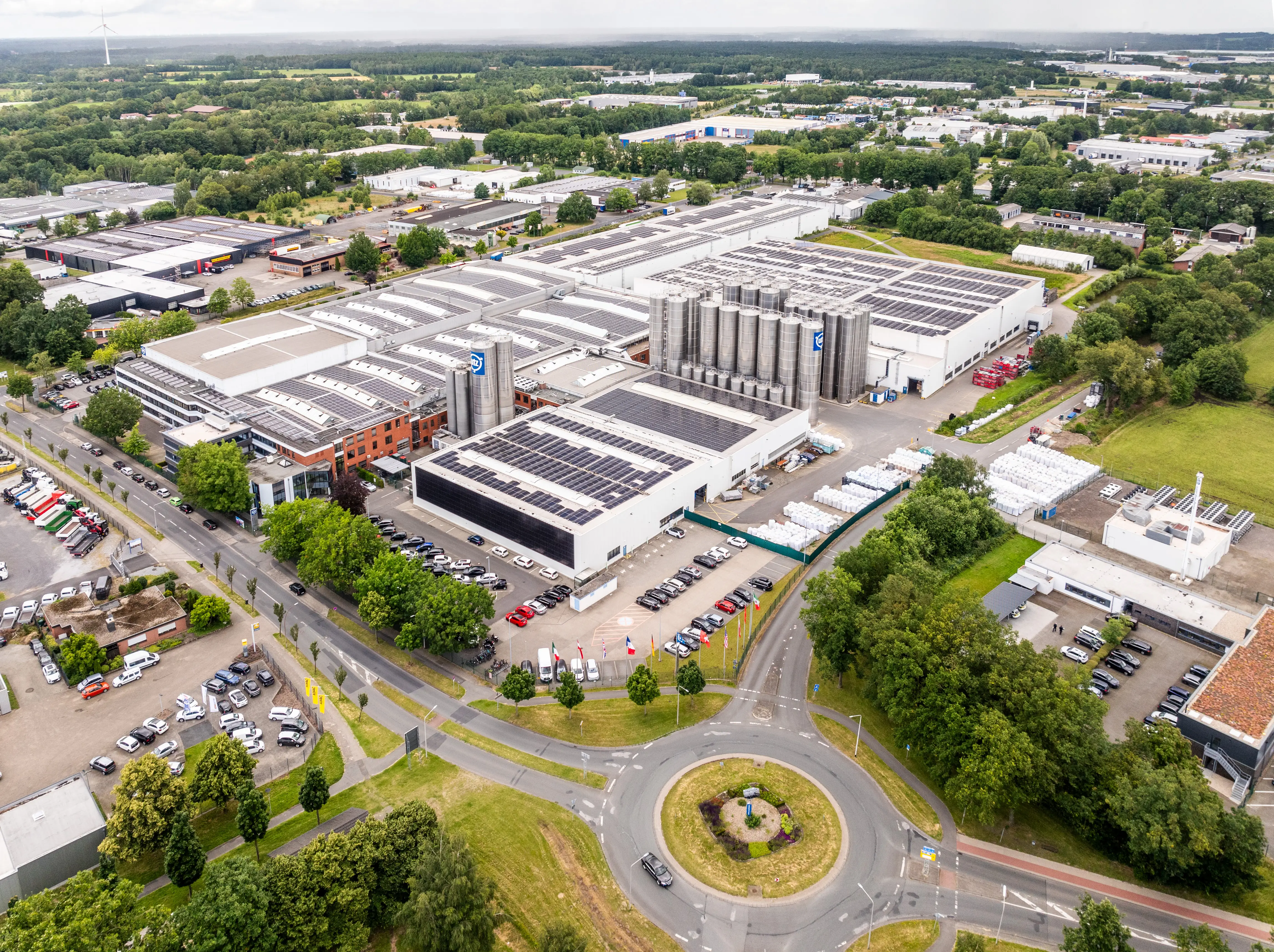 Luftaufnahme des Utz-Werksgeländes mit Produktionshallen, Photovoltaik-Dächern und Lagersilos – Ausgangspunkt für den Anwendungsbericht zum Einsatz von Ladungsträgern bei Utz.