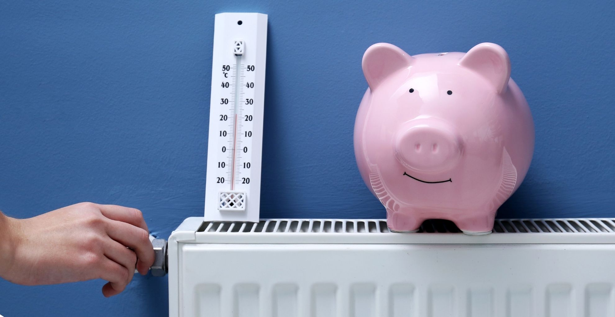 Spaarvarken, thermometer en een hand die aan de verwarming zit.
