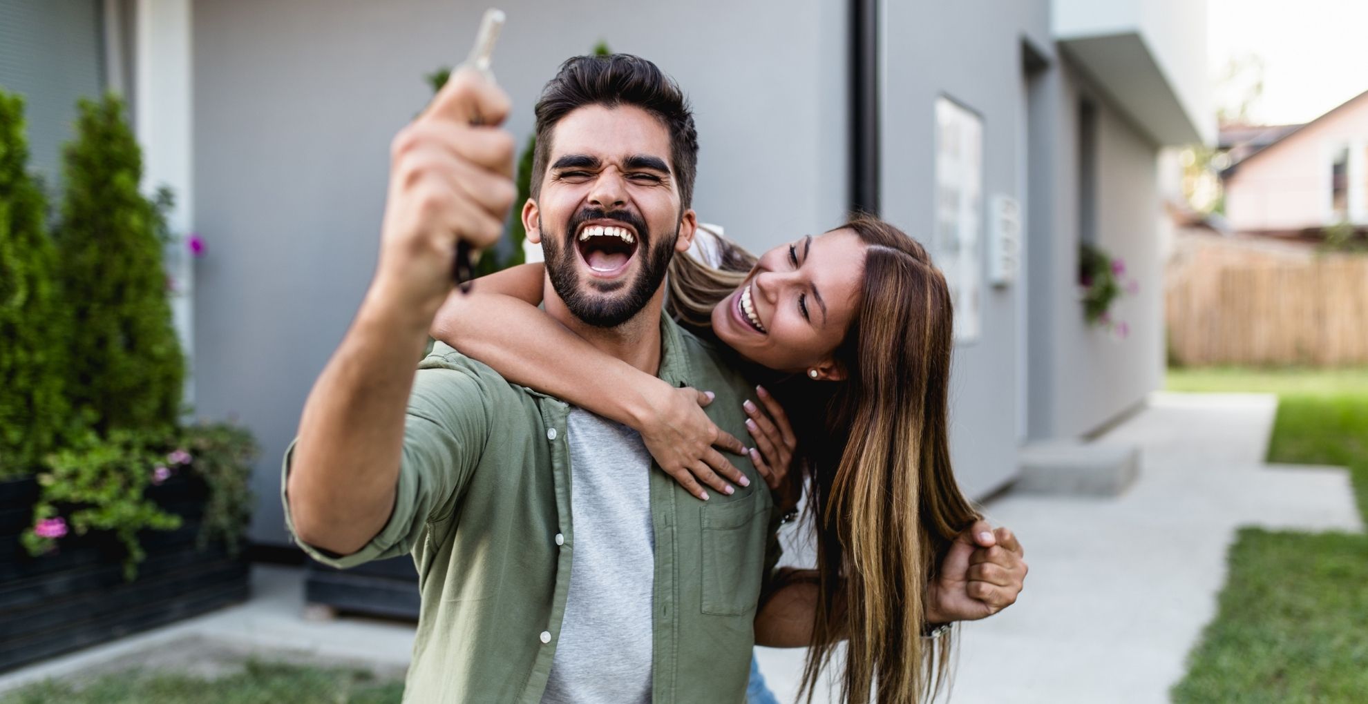 Man en vrouw met huissleutel