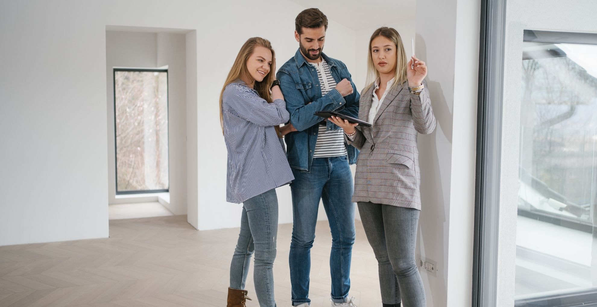Man en vrouw met makelaar in huis