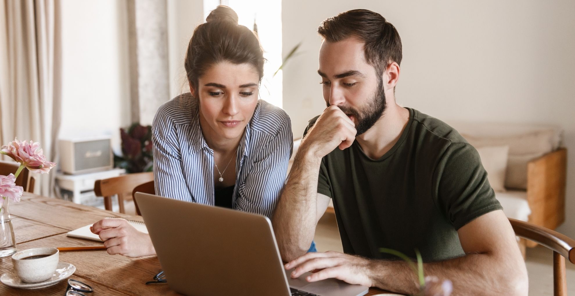 Man en vrouw achter laptop