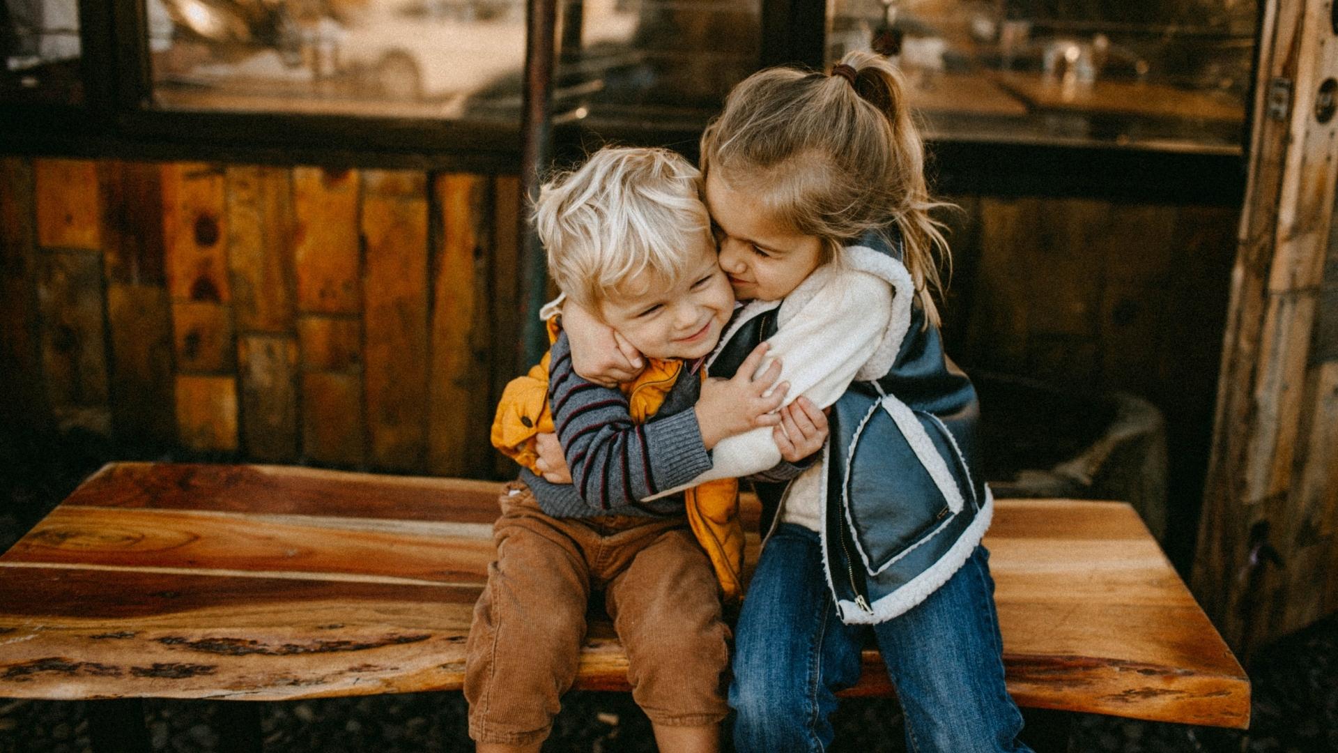 Twee kinderen die elkaar omhelzen