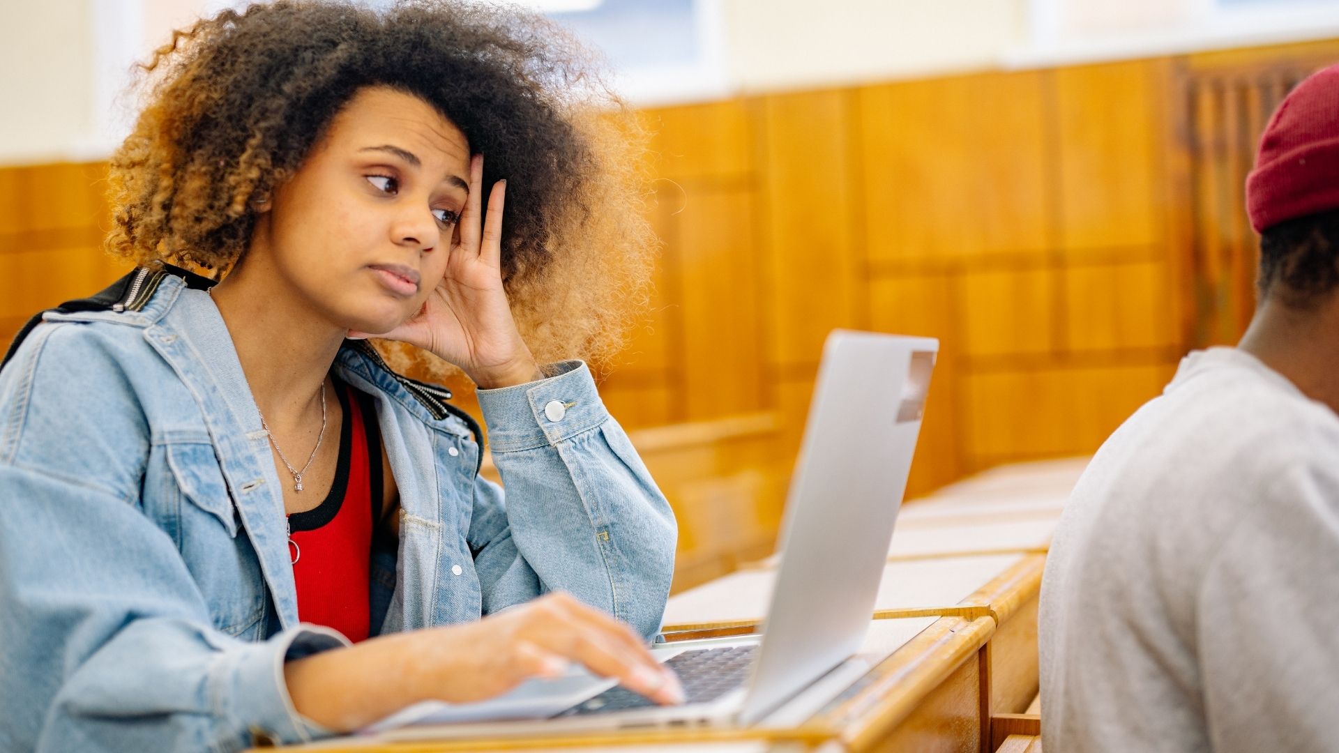 Vrouw bedenkelijk achter laptop
