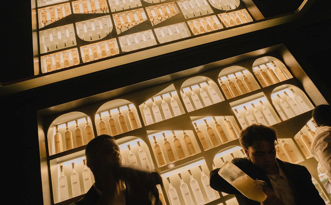 Tecán bottle wall behind the bar