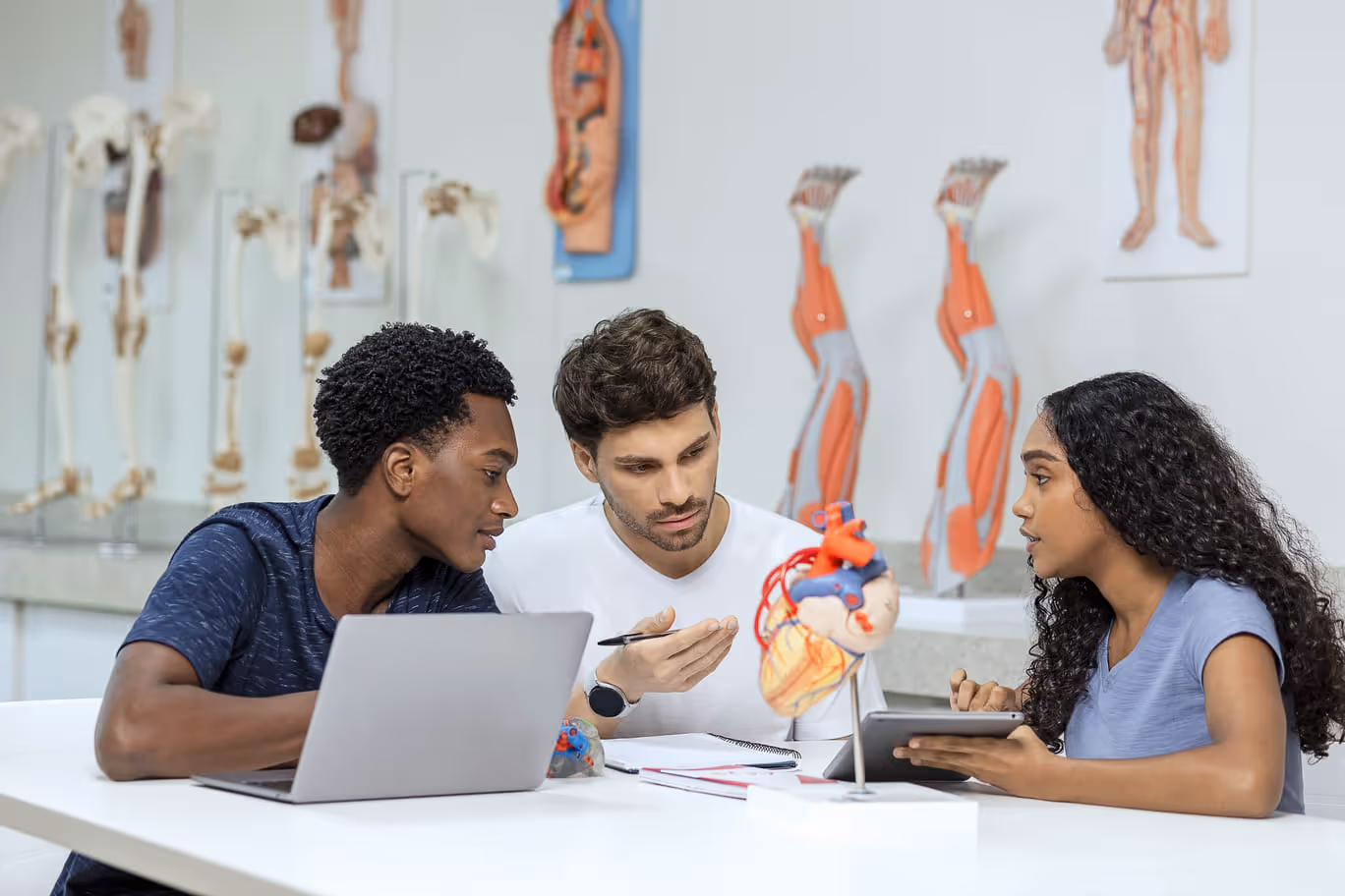 3 alunos de Medicina estudando no laboratório