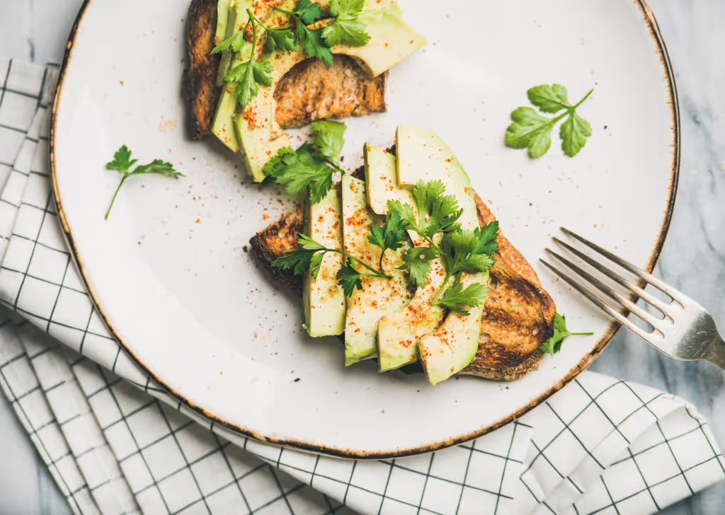 Tento obrázek nemá vyplněný atribut alt; název souboru je europeivf.com-kyselina-listova-v-potravinach-v-cem-ji-najdete-flat-lay-of-avocado-toast-on-plate-top-view-2022-02-01-23-43-09-utc-1024x728.jpg.