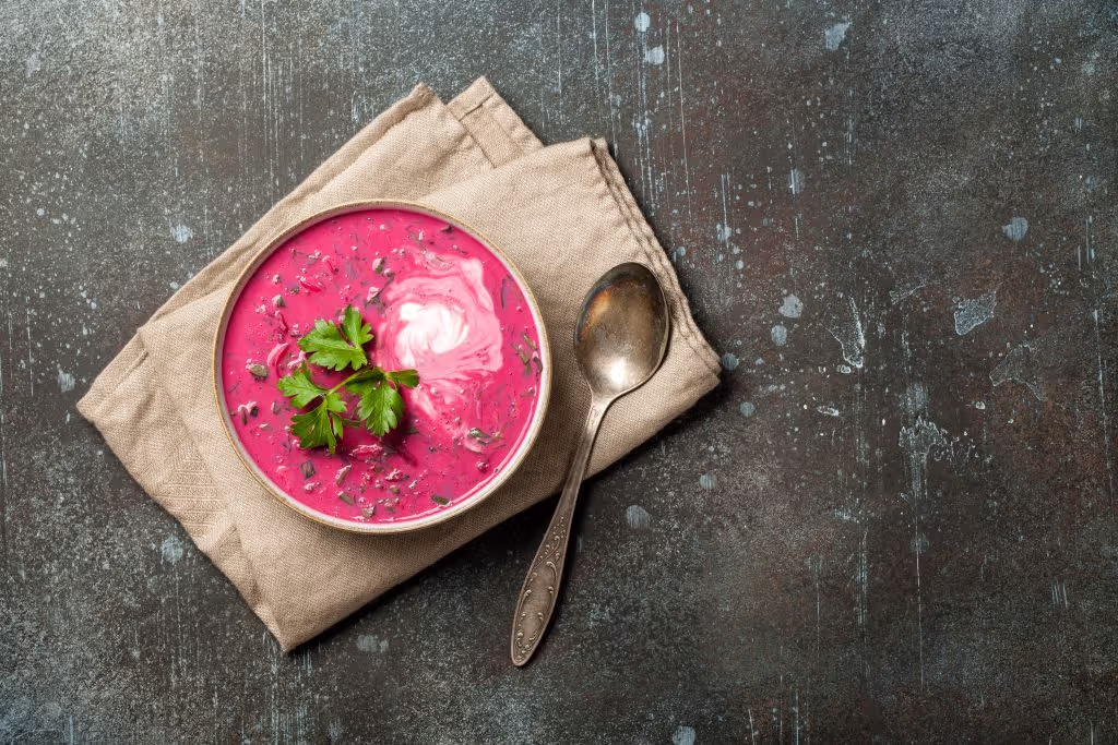 Tento obrázek nemá vyplněný atribut alt; název souboru je europeivf.com-kyselina-listova-v-potravinach-v-cem-ji-najdete-cold-red-soup-with-beetroot-and-fresh-vegetables-2022-02-02-03-55-48-utc-1024x683.jpg.