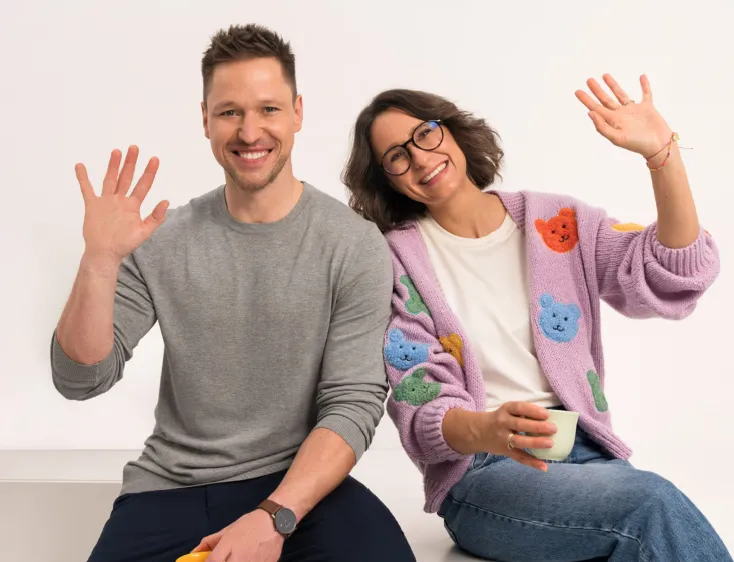 Gosia i Artur z Holistic Practice machą na powitanie
