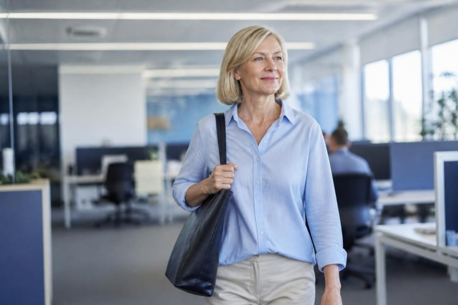 Salariée de 60 ans quittant le bureau en milieu de journée