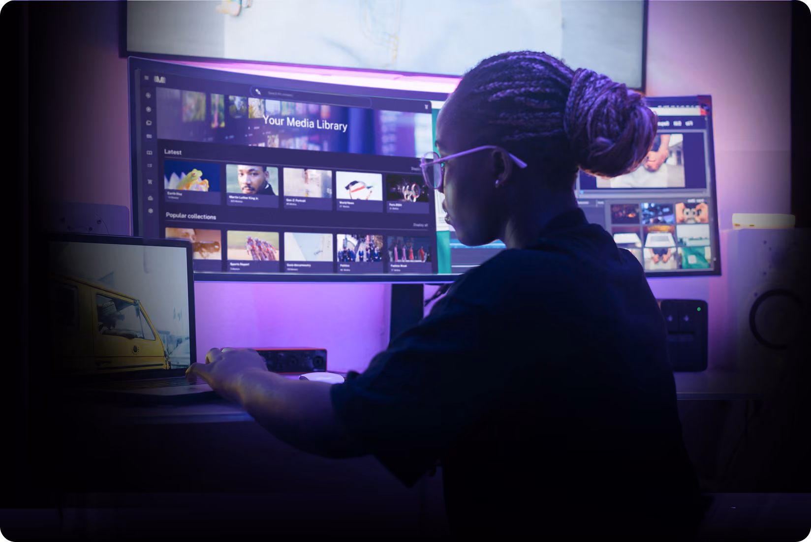 Équipe vidéo sociale travaillant sur une émission