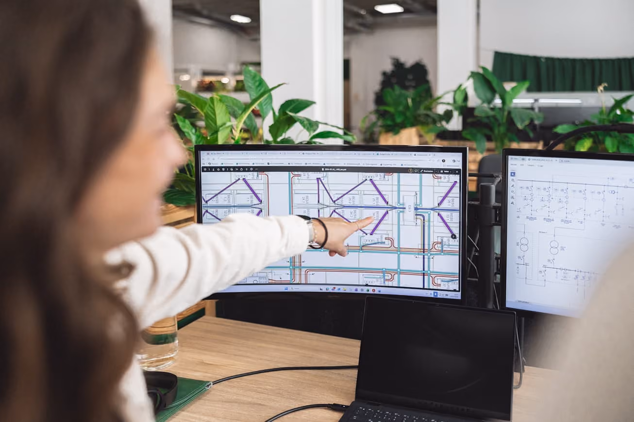 Mitarbeiterin aus dem Electrical Engineering Team zeigt ihre Analyseergebnisse