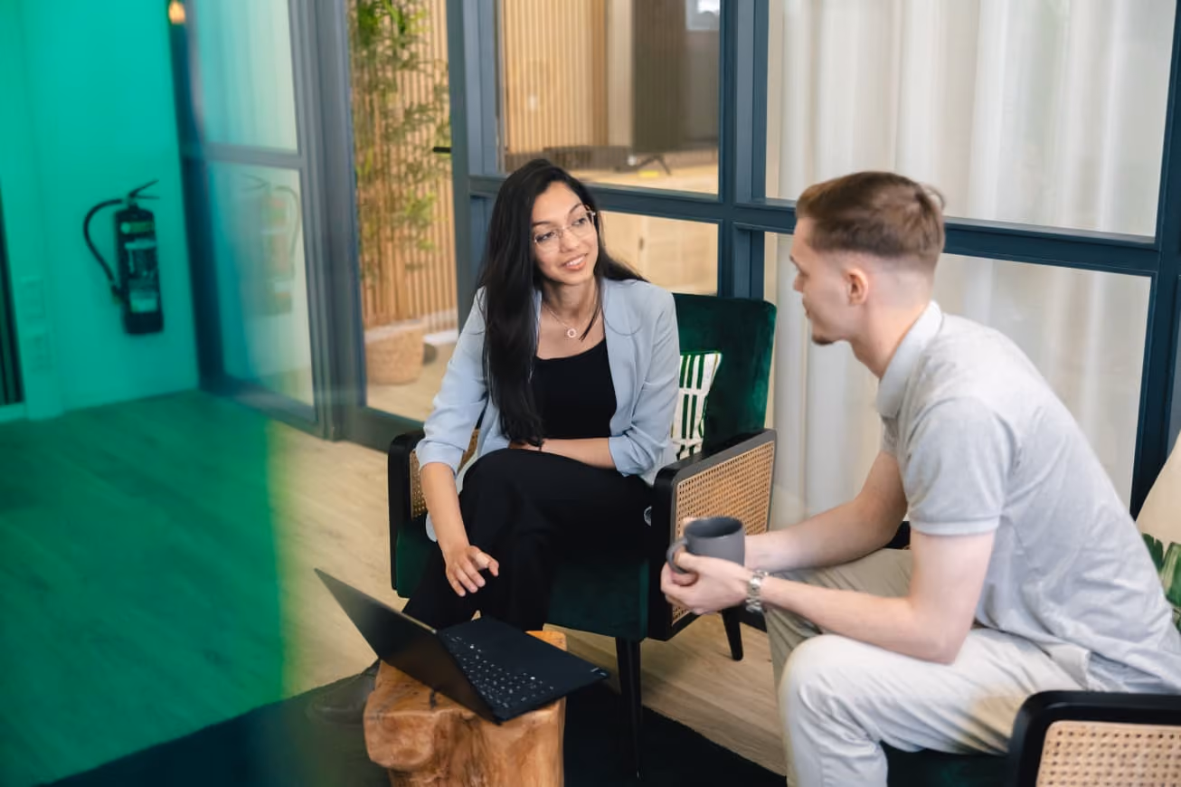 „Finance & Accounting“-Kollegen bei einer Besprechung
