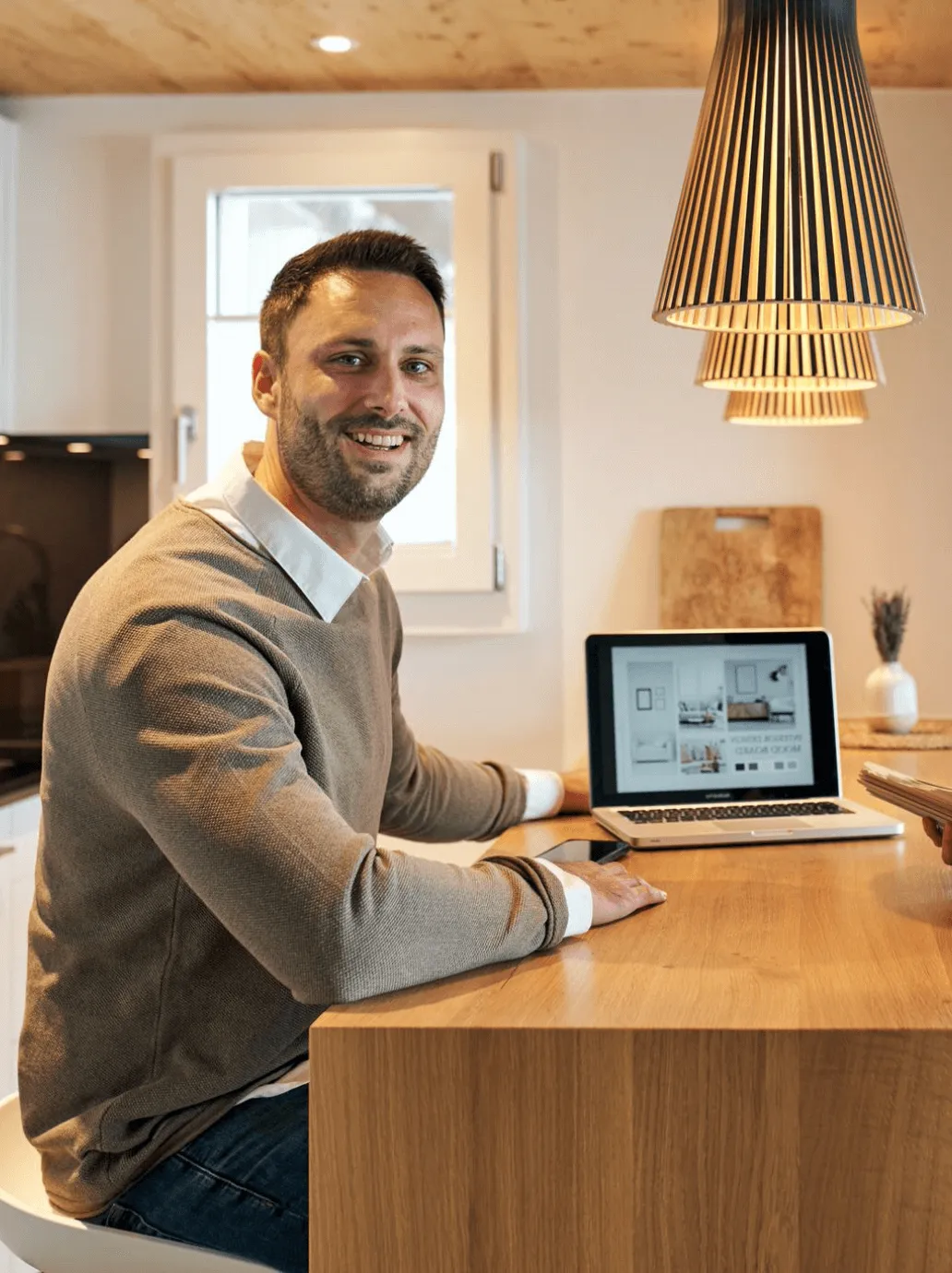 Ronny hat einen Laptop offen und sieht dich an