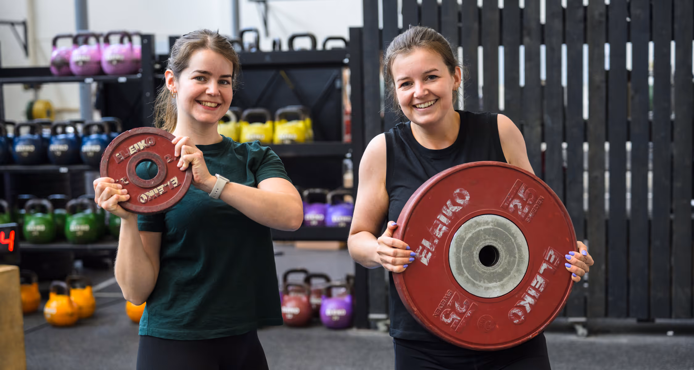 Athlete putting on weights on the bar
