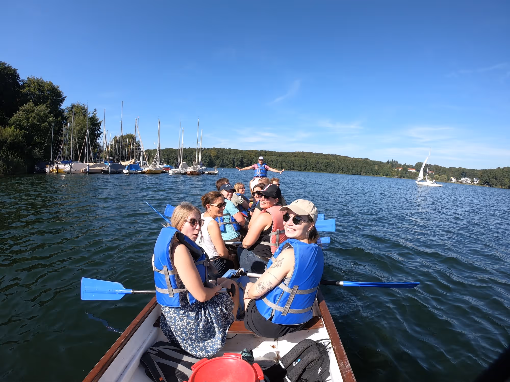 Steuerberater-Teambuilding auf dem Wasser bei Lüneburg mit Ruderboot