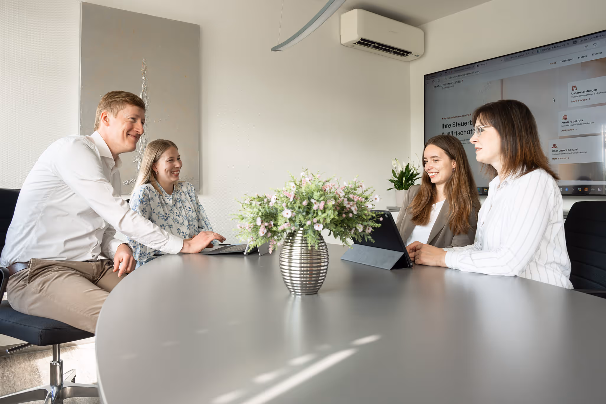 Steuerberater-Team in Lüneburg bei einer freundlichen Besprechung im Büro