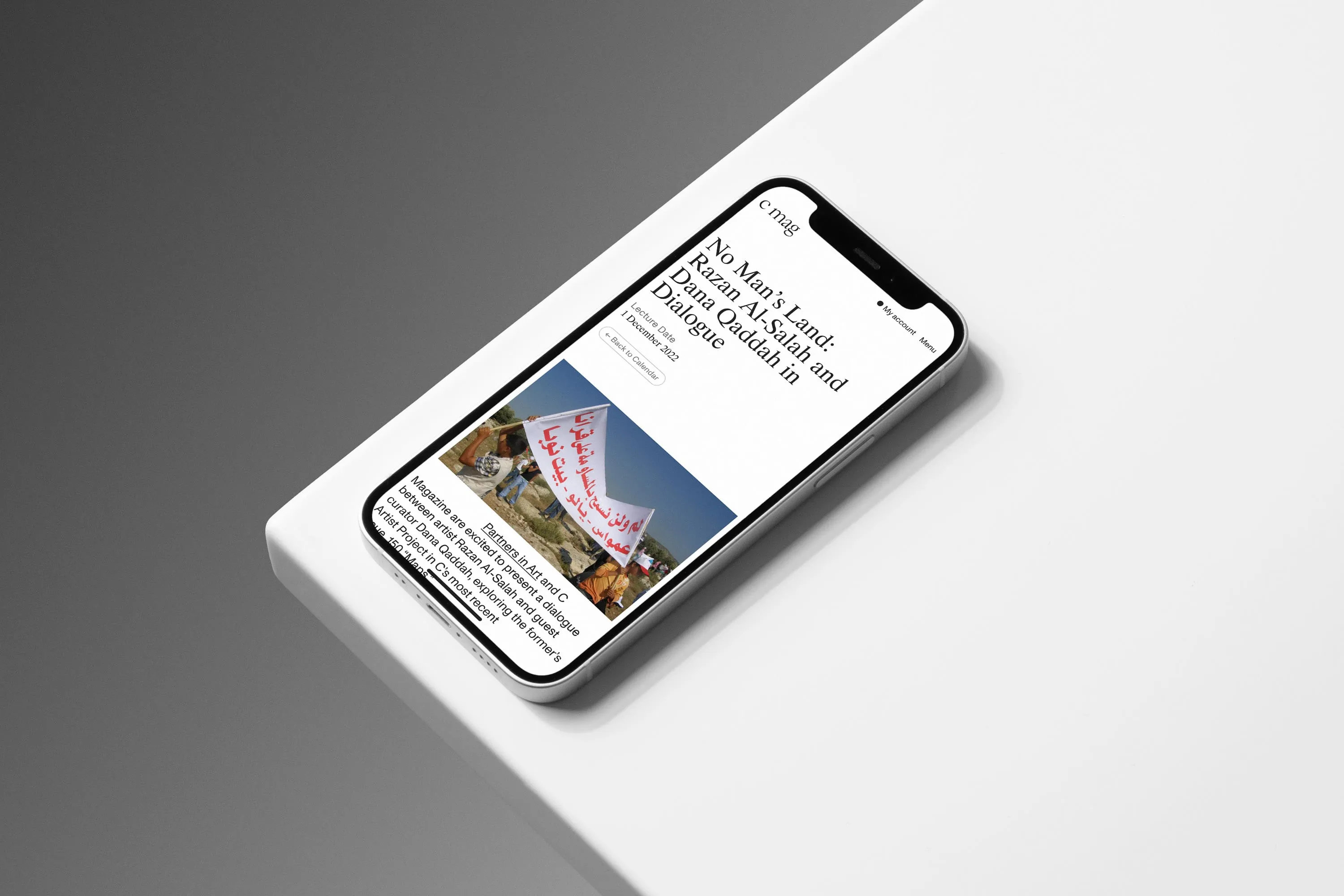 iPhone avec une page du site web de C Magazine