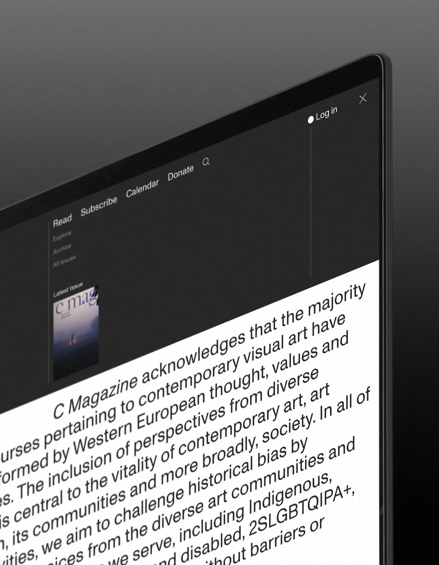 Ordinateur portable avec détails du site web C Magazine