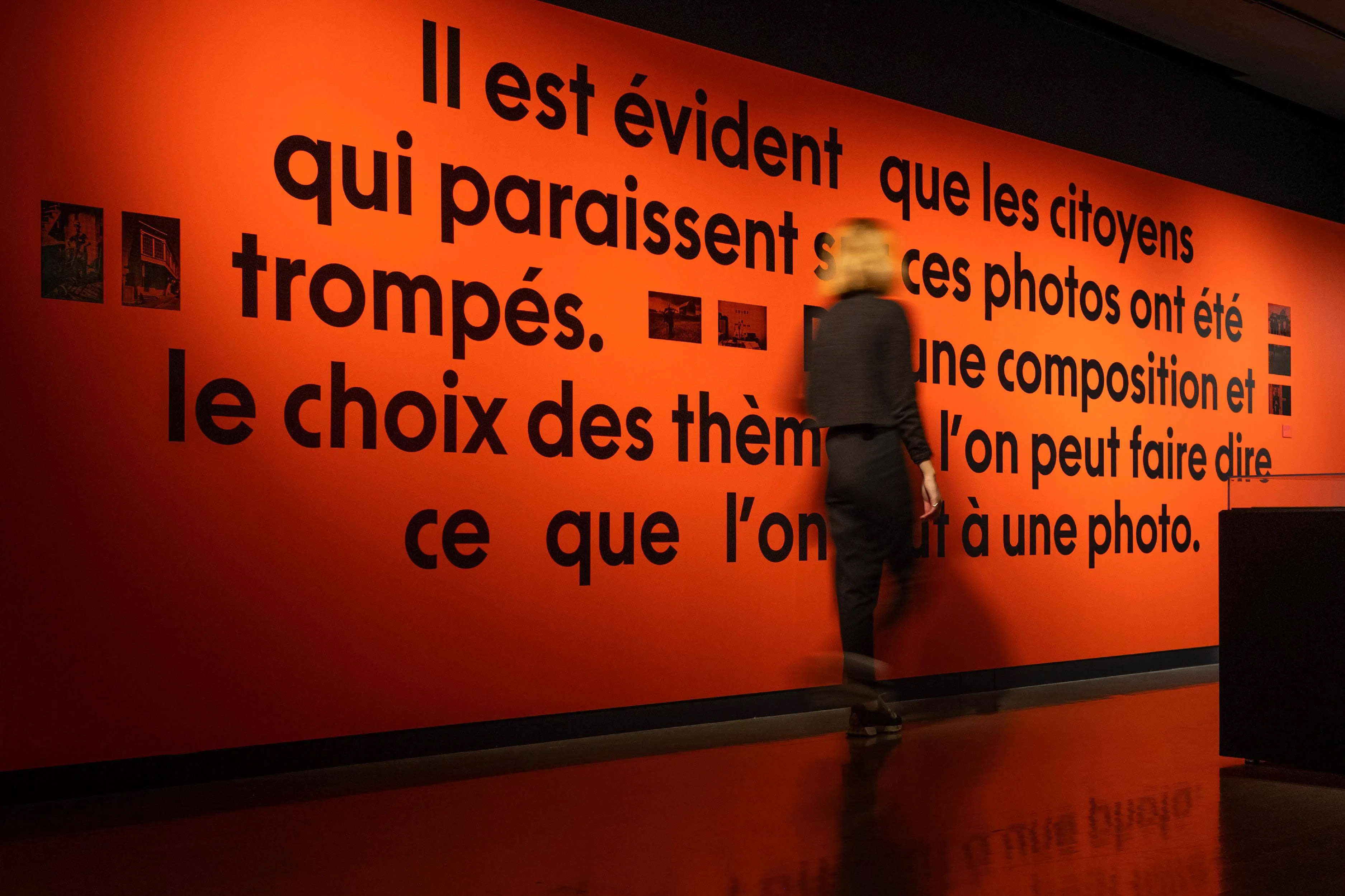 Mur typographique exposition Disraeli