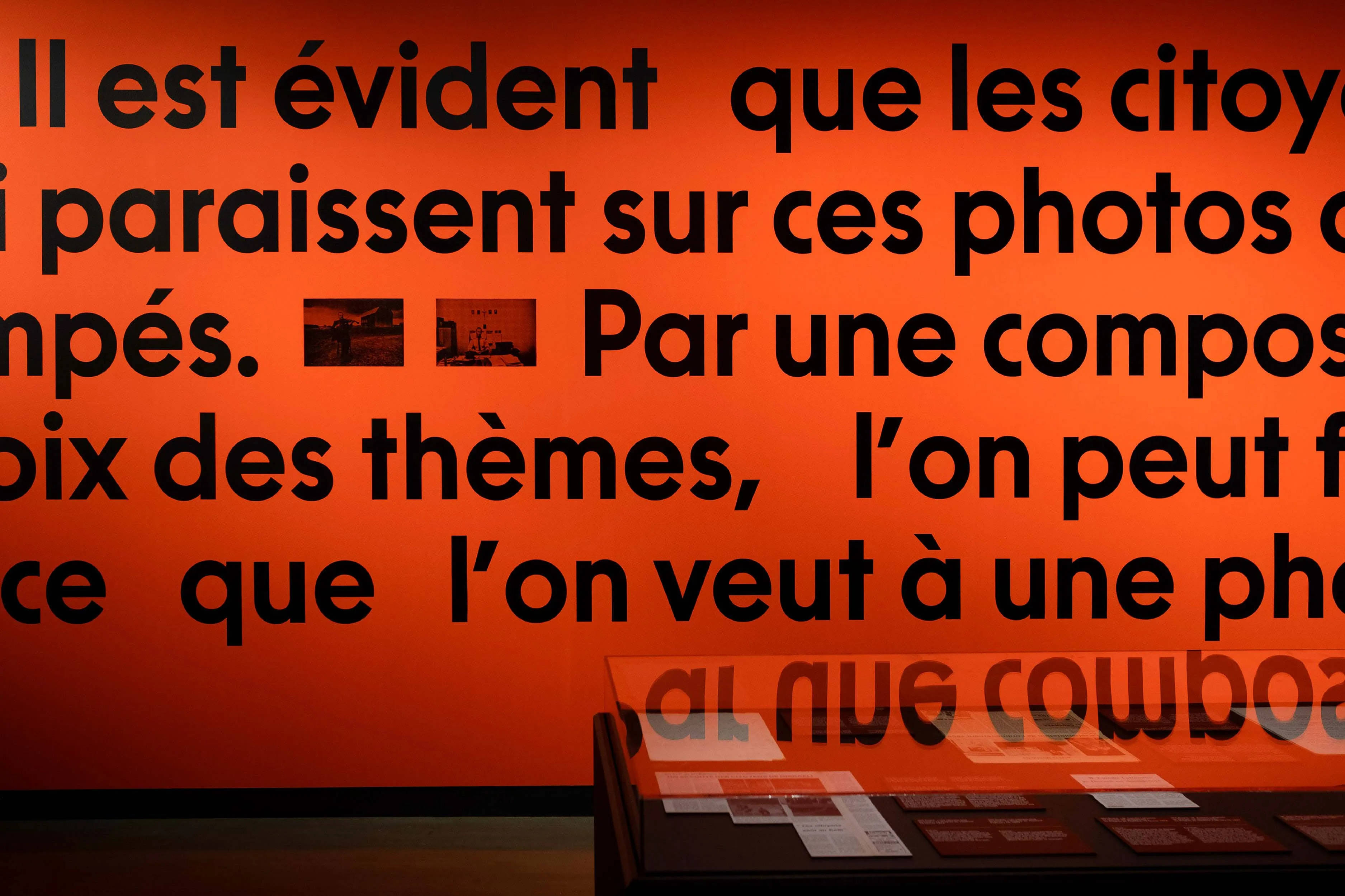 Mur typographique à l'exposition Disraeli