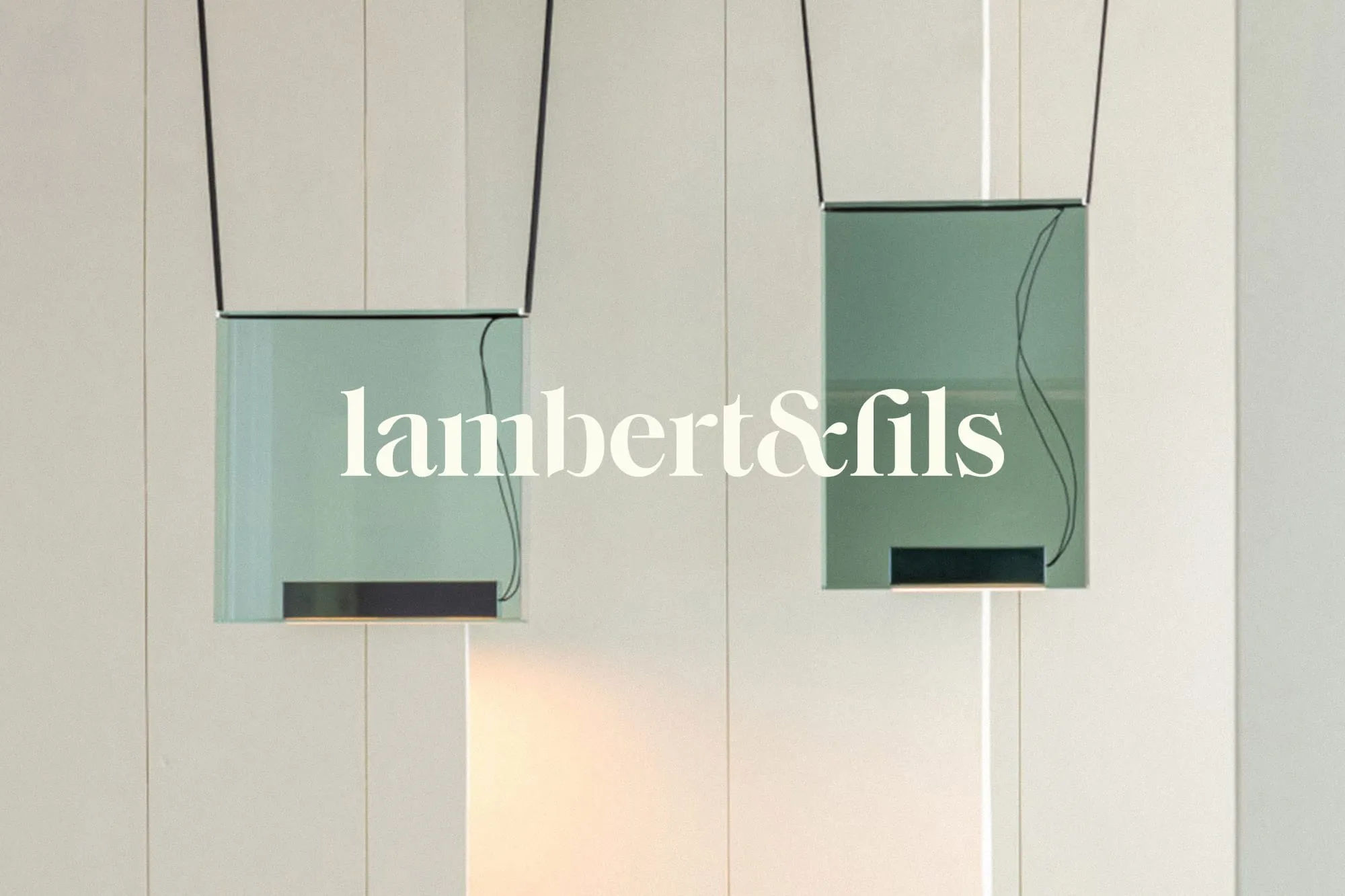 Logotype Lambert&Fils sur photographie luminaire