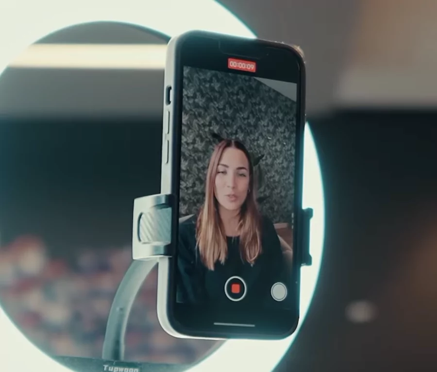 créatrice qui enregistre une vidéo pour MYM