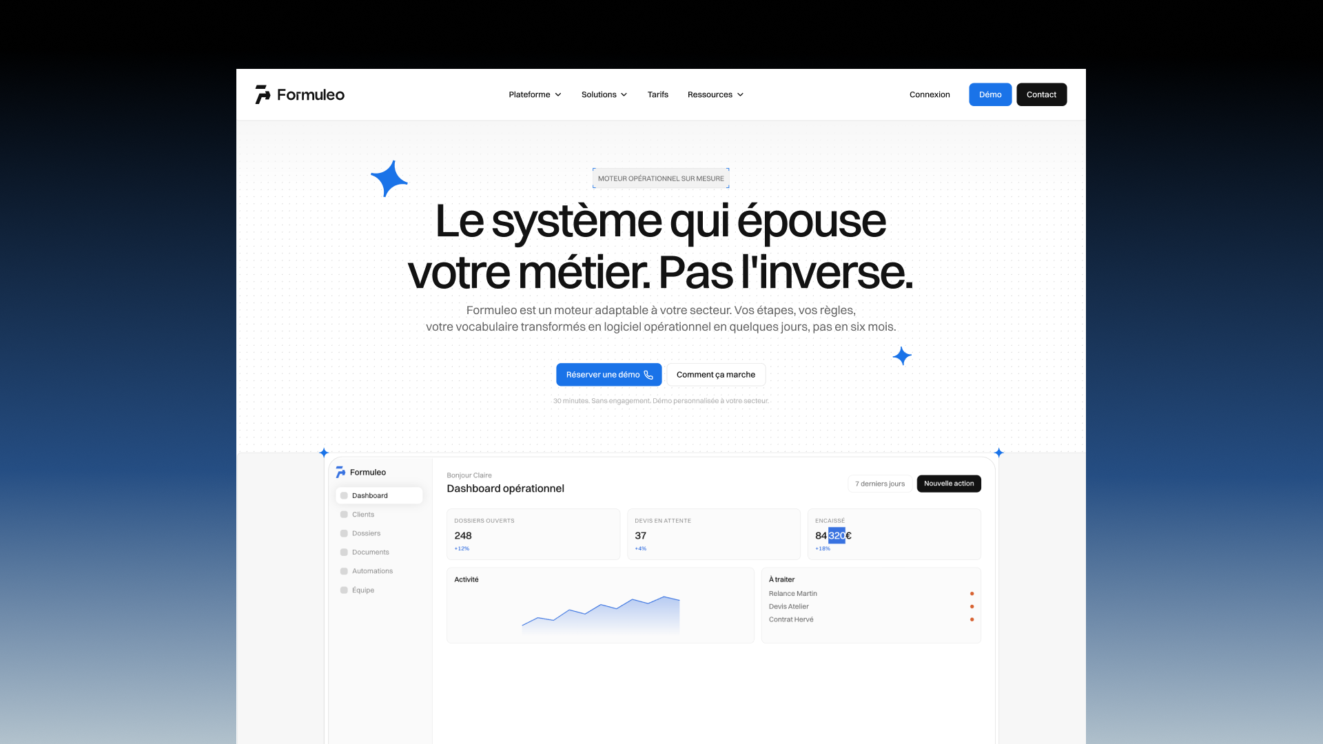 Formuleo website homepage showing a tagline in French 'Le système qui épouse votre métier. Pas l'inverse.' with a subtext about the software's adaptability and quick setup, a blue button for booking a demo, and an operational dashboard preview displaying open files, pending quotes, collected revenue, activity graph, and tasks to handle.