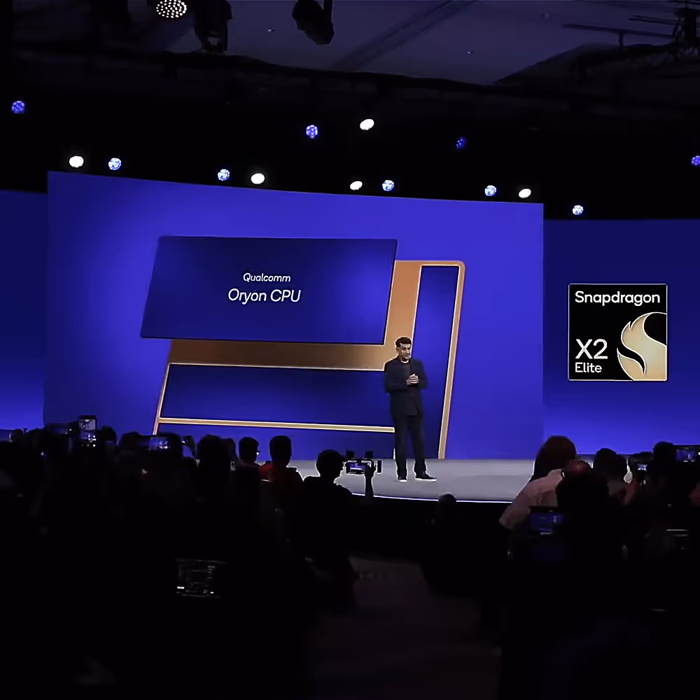 The big screen at Snapdragon Summit shows a PC with text "Qualcomm Oryon CPU" and a chip with text "Snapdragon X2 Elite."