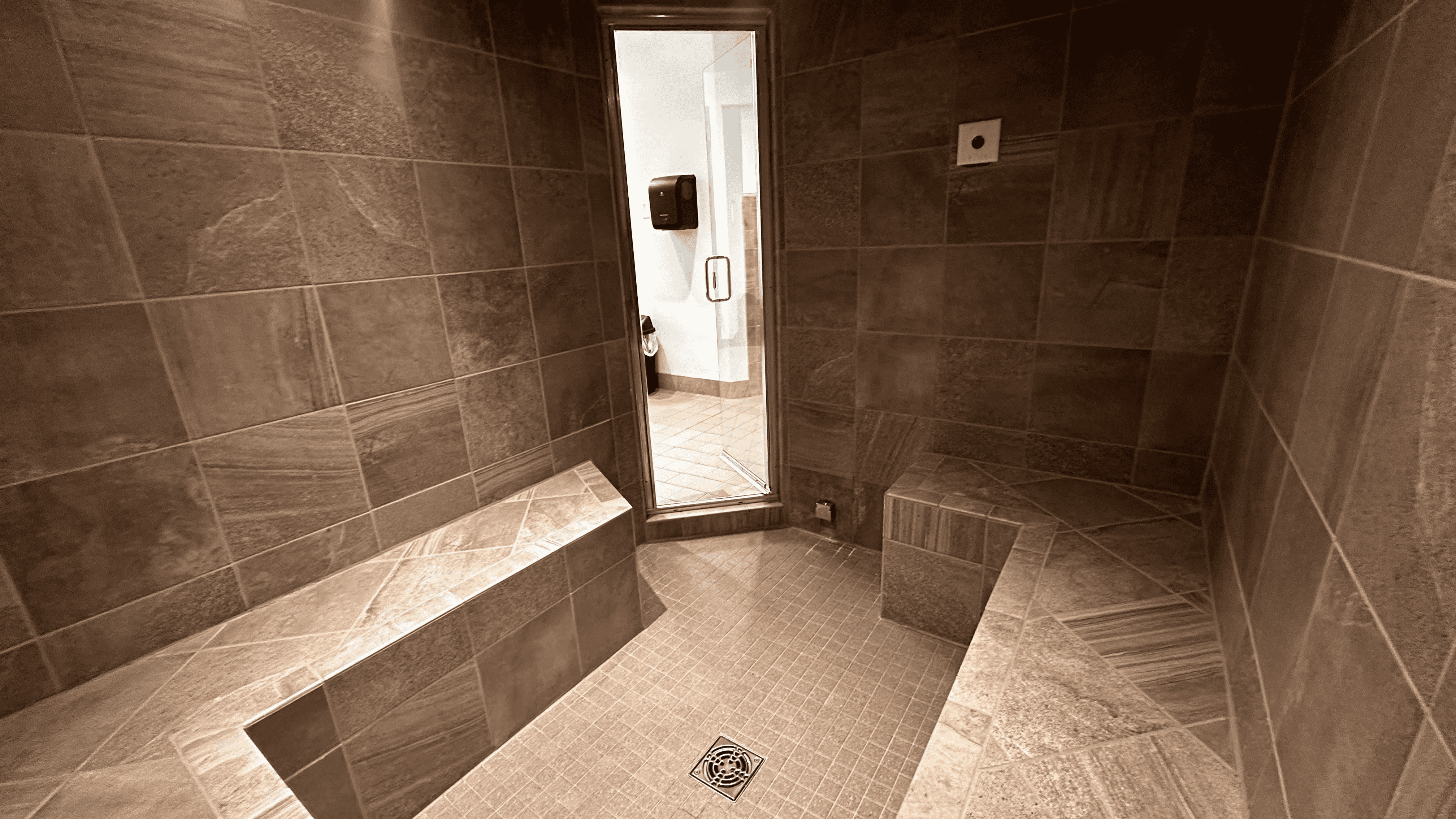 Steam Rooms for Recovery: How Heat Therapy Enhances Fitness, Stress Relief & Muscle Recovery