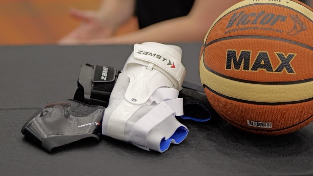 屋内, テーブル, 座る, 持つ が含まれている画像自動的に生成された説明