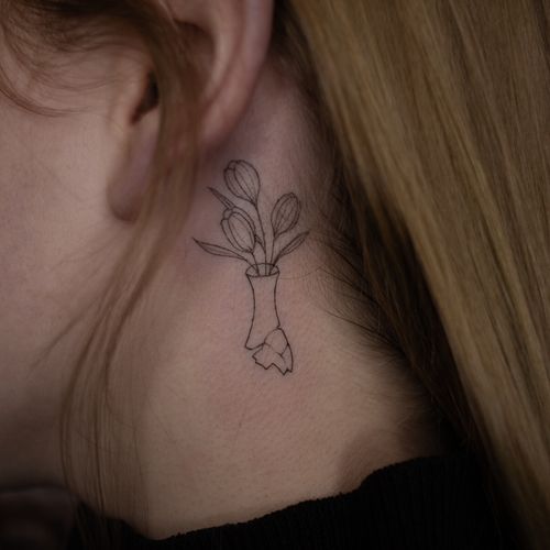 Tatouage pot de fleur cassé par Luna Gregorutti