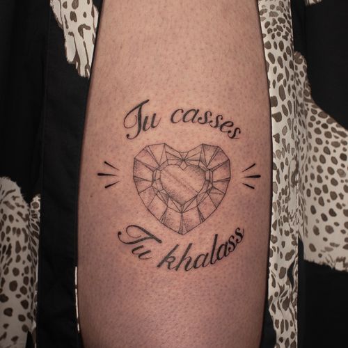 Tatouage coeur en cristal et lettrage tu casses tu khalasses par Luna Gregorutti