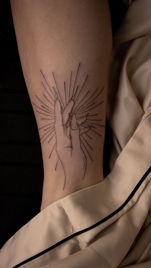 Tatouage main sacrée par Luna Gregorutti