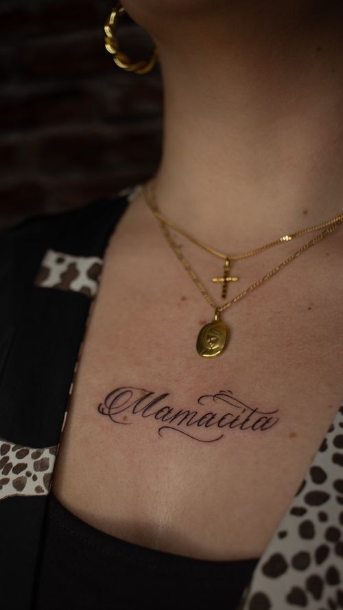 Tatouage lettrage mamacita par Luna Gregorutti