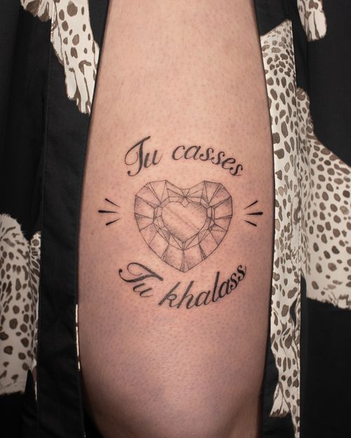 Tatouage coeur en cristal et lettrage tu casses tu khalasses par Luna Gregorutti