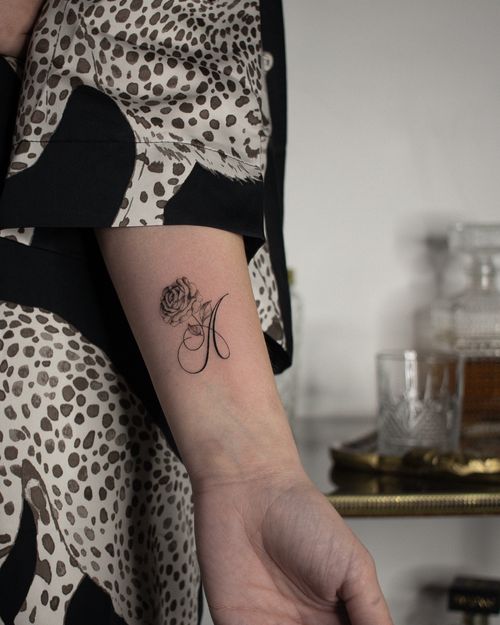 Tatouage lettrage A et rose par Luna Gregorutti