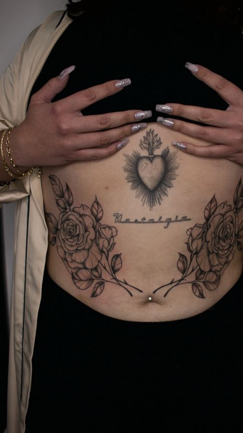 Tatouages coeur sacré, lettrage Nostalgia et roses en symétrie par Luna Gregorutti