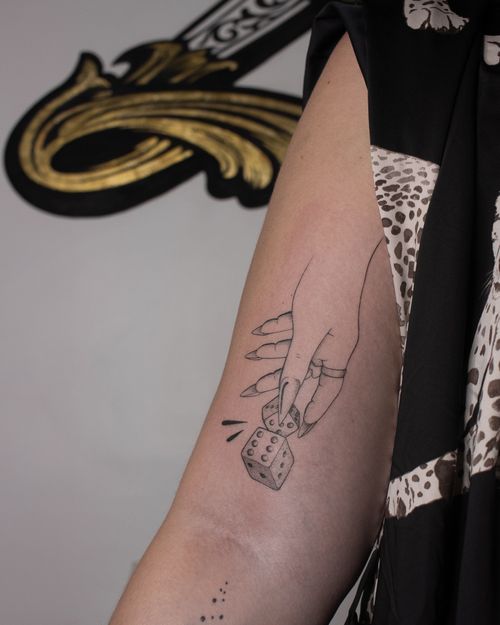 Tatouage main et dés de craps par Luna Gregorutti