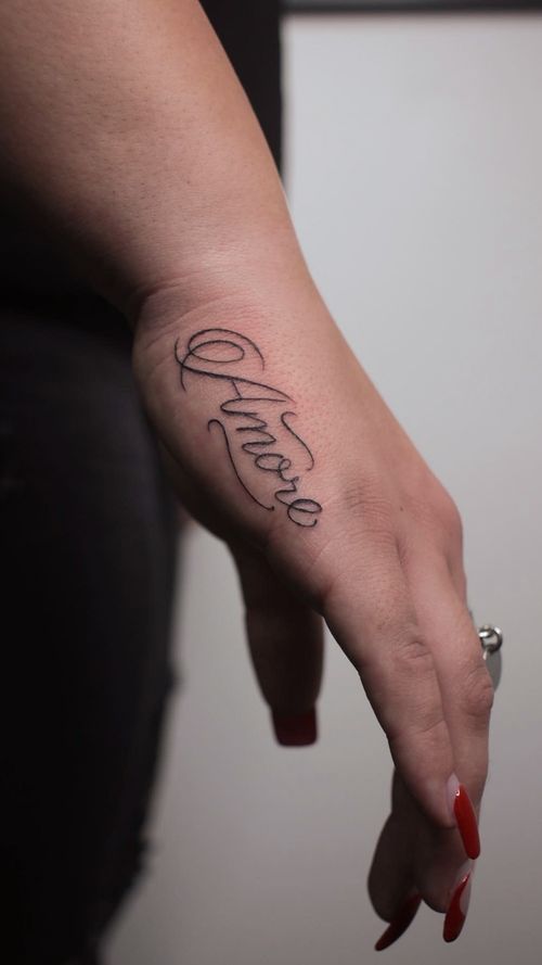 Tatouage lettrage Amore par Luna Gregorutti