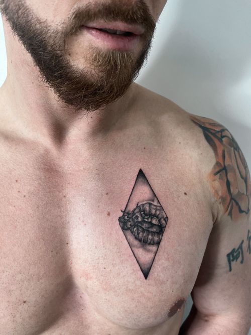 Tatouage bouche réaliste par Jelisa-Rose